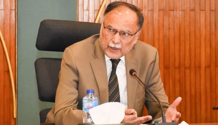 ترقیاتی منصبوں کی بروقت مالی معاونت حکومتی ترجیح ہے، احسن اقبال