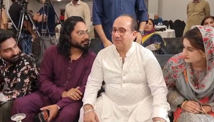 پاکستان آئیڈل کی ونر حرا قیصر کی گھر آمد، شوہر کے بھنگڑے، ویڈیو وائرل