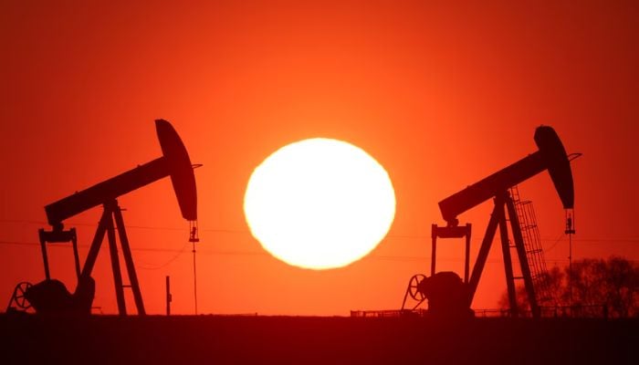 Oil drops 3% as U.S. shifts to Iran sanctions