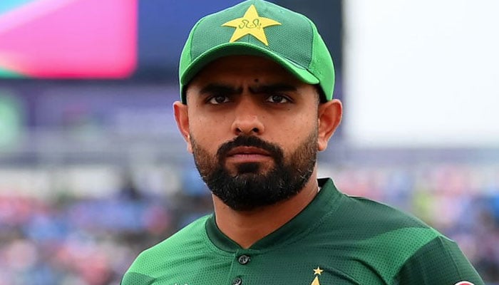 سینئر کھلاڑی کو باہر بٹھانے میں کوئی برائی نہیں: بابر اعظم