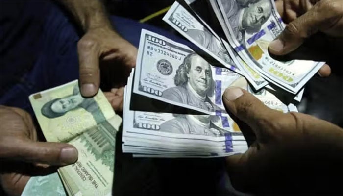 امریکی پابندیوں کے باعث ایرانی کرنسی کی قدر میں ریکارڈ کمی
