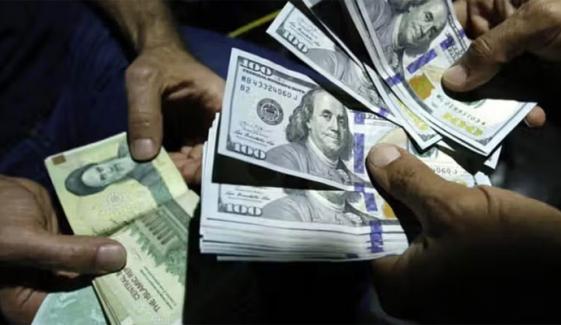 امریکی پابندیوں کے باعث ایرانی کرنسی کی قدر میں ریکارڈ کمی