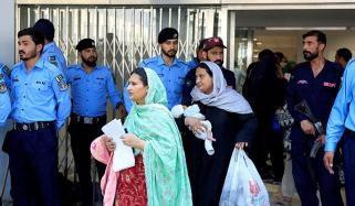 پمز اسپتال کے کسی ڈاکٹر کو کچھ نہیں ہوا، صرف بچے جلنے تھے، جاں بحق بچے کی ماں کی دہائی
