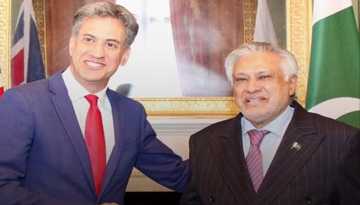 اسحاق ڈار کی برطانوی وزیر خارجہ سے ملاقات، علاقائی اور عالمی امور پر گفتگو