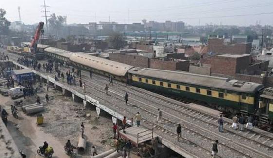 جہلم و رحیم یار خان میں 2 ٹرینوں کو حادثہ، بوگیاں پٹری سے اتر گئیں