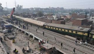 جہلم و رحیم یار خان میں 2 ٹرینوں کو حادثہ، بوگیاں پٹری سے اتر گئیں