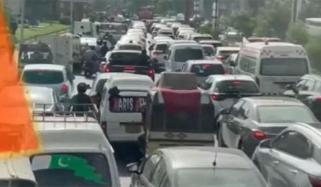  کراچی کی مختلف سڑکوں پر ٹریفک کا دباؤ، گاڑیوں کی لمبی قطاریں لگ گئیں