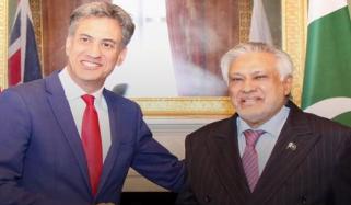 اسحاق ڈار کی برطانوی وزیر خارج سے ملاقات، علاقائی اور عالمی امور پر گفتگو