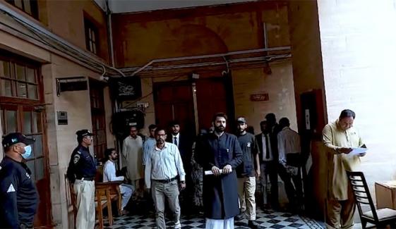 میر رضا کیس: کسی سے خوفزدہ ہوئے بغیر کمیشن چلائیں گے، وزیر اعلیٰ بھی ملنے آئے تو نہیں ملیں گے، جسٹس عمر سیال