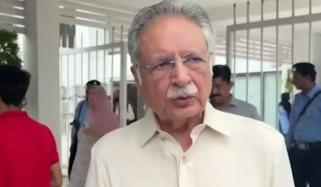 ’جو حکومت سے تنخواہ لیتا ہے اپنا علاج سرکاری اسپتالوں سے کروائے‘