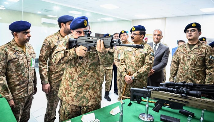 فیلڈ مارشل سید عاصم منیر کا دفاعی صنعتی کمپلیکس پی او ایف واہ کا دورہ