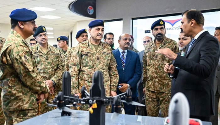 فیلڈ مارشل سید عاصم منیر کا دفاعی صنعتی کمپلیکس پی او ایف واہ کا دورہ
