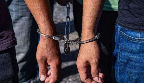 کراچی: شہری پر کرین سے الٹا لٹکا کر تشدد، 4 ملزمان گرفتار