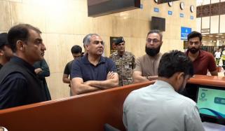 محسن نقوی کے کراچی ایئر پورٹ کے دورے کے دوران امیگریشن سسٹم ڈاؤن