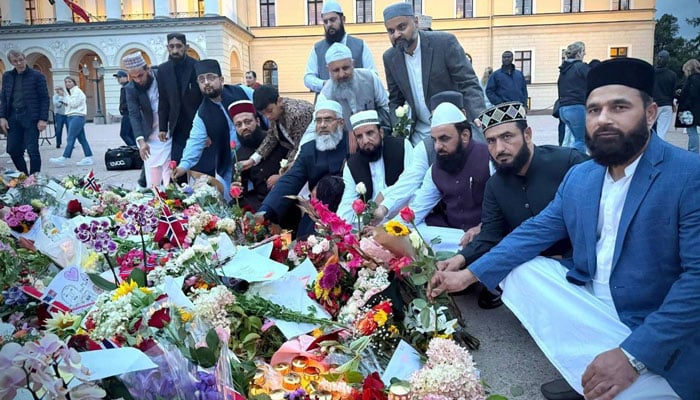 مسلم مذہبی رہنماؤں کی کنگ ہیرالڈ کی وفات پر تعزیت، شاہی محل کے سامنے جمع