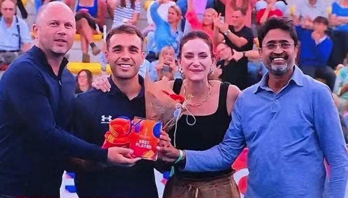 ہاکی ورلڈ کپ فائنل میں شہباز سینئر کو اعزاز پیش کیا گیا