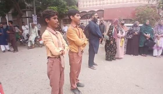 کراچی: دہلی گورنمنٹ اسکول سیل کرنے کیخلاف طلبہ کا احتجاج