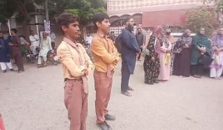 کراچی: دہلی گورنمنٹ اسکول سیل کرنے کیخلاف طلبہ کا احتجاج