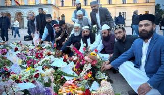 مسلم مذہبی رہنماؤں کی کنگ ہیرالڈ کی وفات پر تعزیت، شاہی محل کے سامنے جمع
