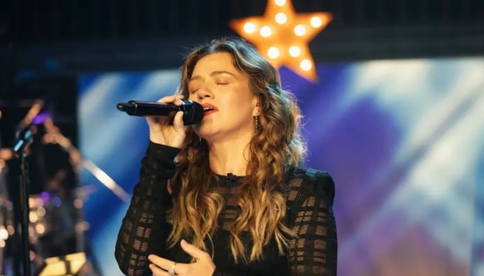 Kelly Clarkson fights back emotion as she says goodbye to talk show with special guests