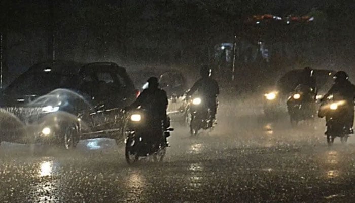 کراچی کے مختلف علاقوں میں بوندا باندی، موسم خوشگوار