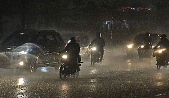 کراچی کے مختلف علاقوں میں بوندا باندی، موسم خوشگوار