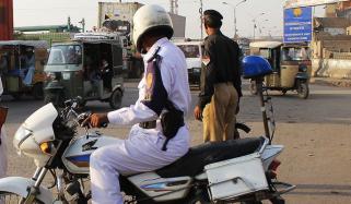 کراچی میں ٹریفک پولیس اہلکار دوران ڈیوٹی دل کا دورہ پڑنے سے انتقال کرگیا