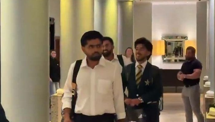 پاکستان کرکٹ ٹیم انگلینڈ کیخلاف تیسرا ٹیسٹ میچ کھیلنے برمنگھم پہنچ گئی