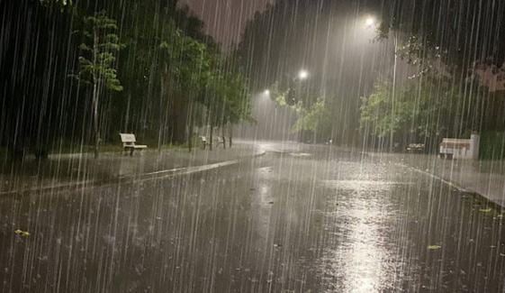 اسلام آباد میں تیز ہواؤں کے ساتھ شدید بارش