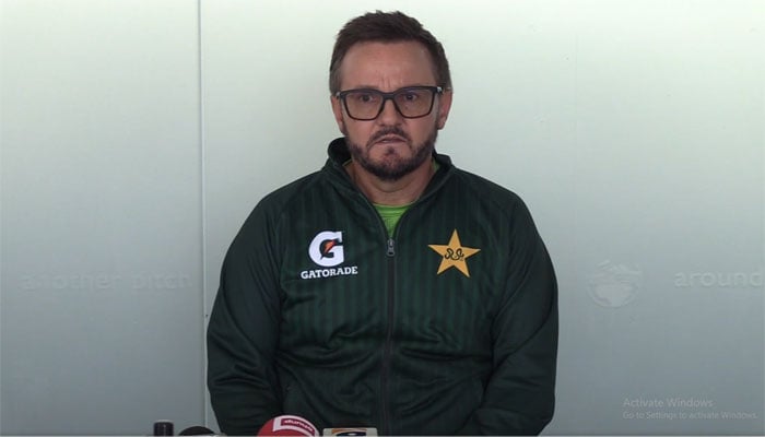 پاکستان کے ہیڈ کوچ مائیک ہیسن برمنگھم میں پریس کانفرنس سے خطاب کر رہے ہیں(ویڈیو گریب)