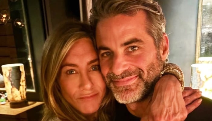Jennifer Anistons romance with Jim Curtis questioned after book launch event
