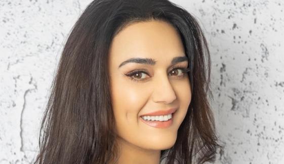 پریتی زنٹا نے 18 گھنٹے کام کرنے کی وجہ بتا دی پریتی زنٹا نے 18 گھنٹے کام کرنے کی وجہ بتا دی