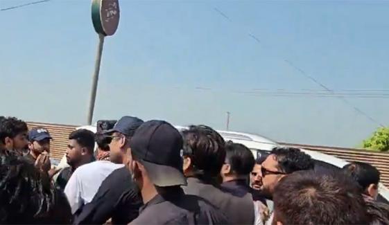 شکارپور: سہیل آفریدی کے قافلے میں شامل لوگوں میں ہاتھا پائی