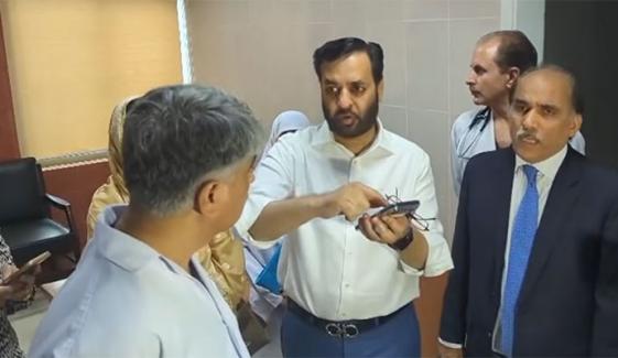 مصطفیٰ کمال پمز اسپتال میں خستہ حال دیوار دیکھ کر برہم، کام نہ کرنے پر روز 10 بندے فارغ کرنے کا حکم