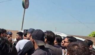 شکارپور: سہیل آفریدی کے قافلے میں شامل لوگوں میں ہاتھا پائی