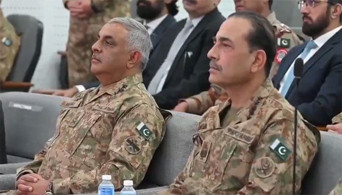 فیلڈ مارشل سید عاصم منیر کو سیکیورٹی صورتحال اور آپریشنل تیاریوں پر بریفنگ دی جا رہی ہے (تصویر سوشل میڈیا)۔