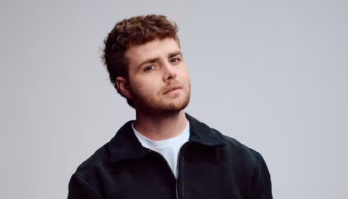 Alex Warren shares first post after taking hard fall during Melbourne concert