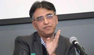 صوبے بنانے میں بانئ پی ٹی آئی کو بھی ساتھ رکھنا چاہیے: اسد عمر