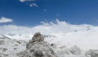 بابوسر ٹاپ پر موسمِ سرما کی پہلی برف باری