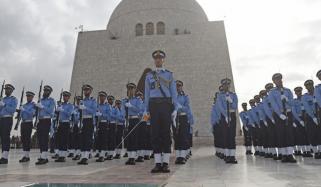 یوم دفاع و شہدائے پاکستان کے موقع پر مزارِ قائد پر گارڈز کی تبدیلی کی تقریب 