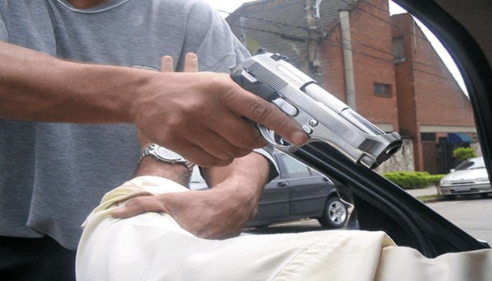 کراچی میں 10 سے زائد ڈاکوؤں نے تاجر سے 2 کروڑ چھین لیے