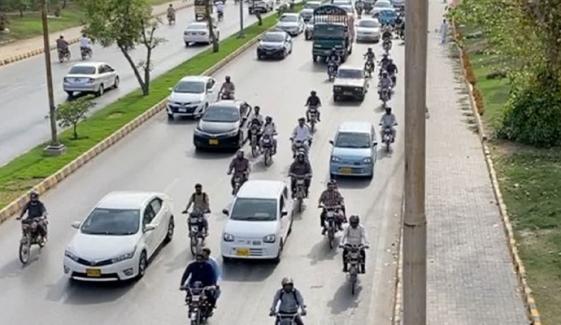 کراچی: گزشتہ رات بند کی گئی متعدد سڑکوں پر ٹریفک بحال