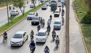 کراچی: گزشتہ رات بند کی گئی متعدد سڑکوں پر ٹریفک بحال