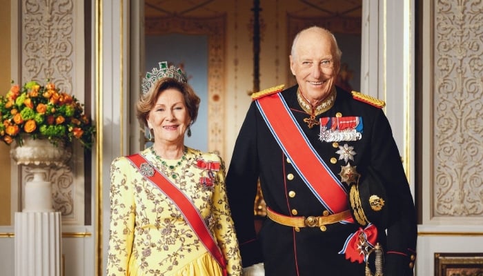 Queen Sonja visits King Haralds coffin on funeral eve as unseen family snap revealed