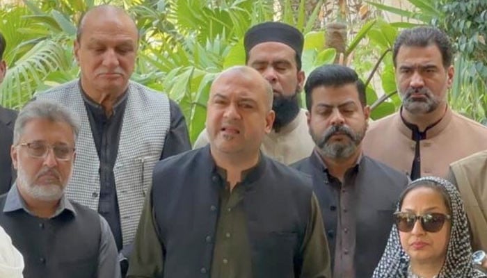 پیپلز پارٹی کی خواتین اراکین کے مطالبے پر علی خورشیدی نے معافی مانگ لی پیپلز پارٹی کی خواتین اراکین کے مطالبے پر علی خورشیدی نے معافی مانگ لی