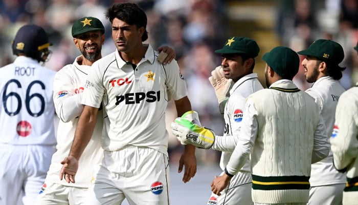 رضا اللّٰہ نے ڈیبیو میچ کے پہلے ہی اوور میں وکٹ لے لی