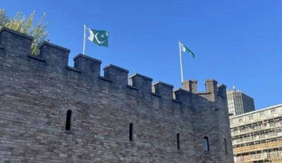 برطانیہ، کارڈف قلعے پر پاکستانی پرچم لہرانے پر سیاسی تنازع