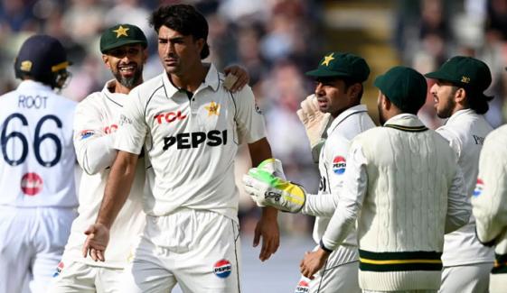 رضا اللّٰہ نے ڈیبیو میچ کے پہلے ہی اوور میں وکٹ لے لی