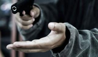کراچی: ڈاکوؤں نے بیٹے کے سامنے باپ کو قتل کردیا، 10 لاکھ روپے لوٹ کر فرار ہوگئے 