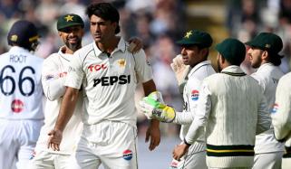 رضا اللّٰہ نے ڈیبیو میچ کے پہلے ہی اوور میں وکٹ لے لی